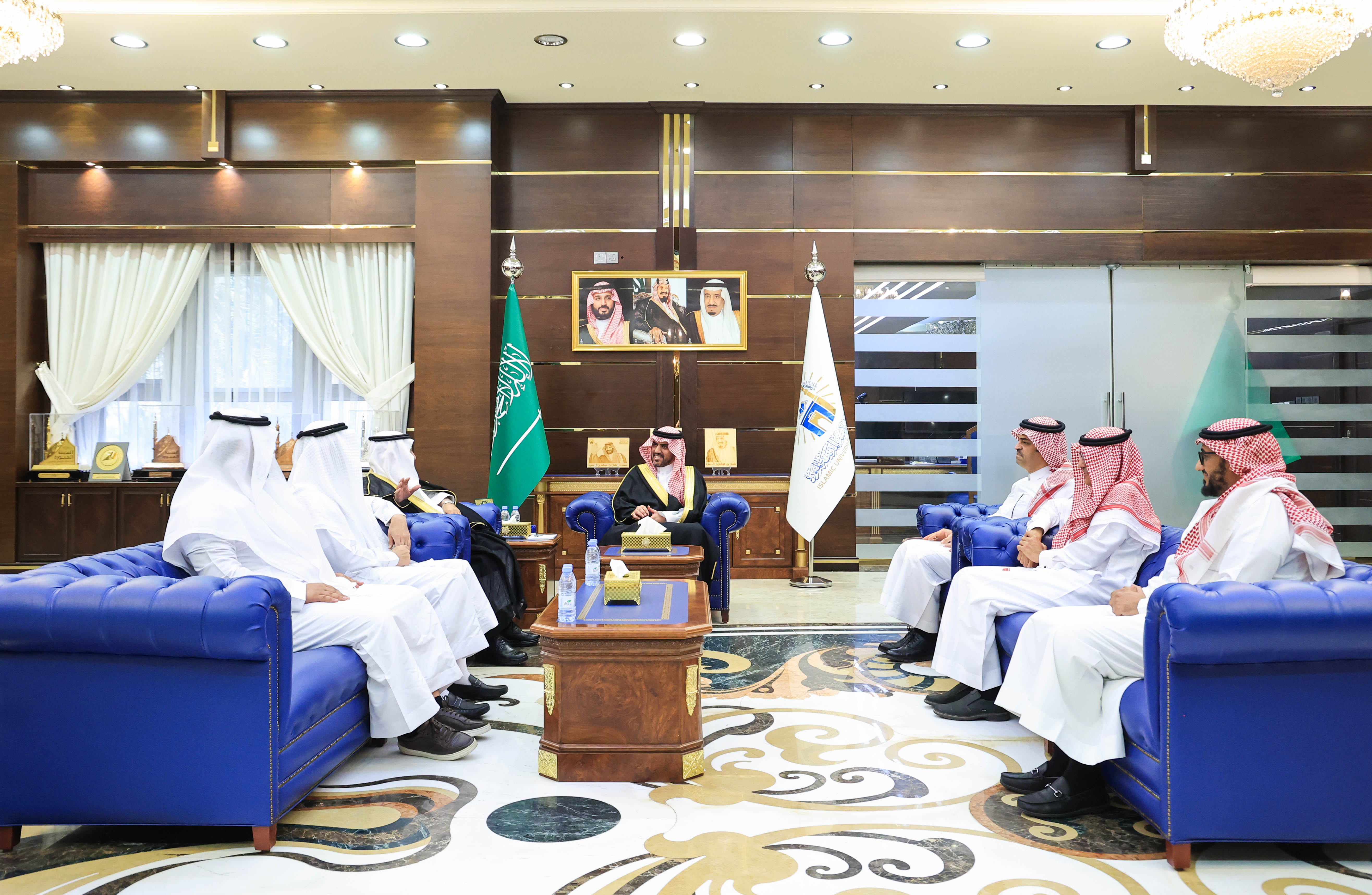 رئيس الجامعة الإسلامية، د. صالح بن علي العقلا، يستقبل رئيس كليات الريان د. عبدالعزيز الحارثي.